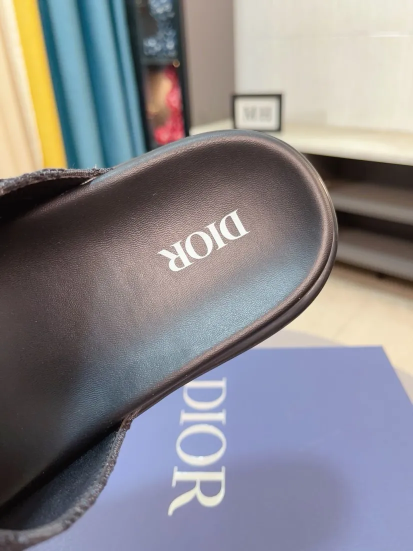 Men's Men's Shoes 💰320🌸🌸Dior Aqua Men's Sandals Slippers. Showcasing Dior haute couture design. The Dior gray suede strap is accented with an aluminum Dior buckle for added style. Paired with a comfortable tonal notch sole, they pair easily with shorts or jeans for a sophisticated look. Main body: suede cow leather, technical fabric lining: cow leather, with adjustable straps, aluminum Dior buckle, Dior gray EVA insole, tonal notch rubber outsole splicing structure👌👌size: 38-44 (45.46 customized)